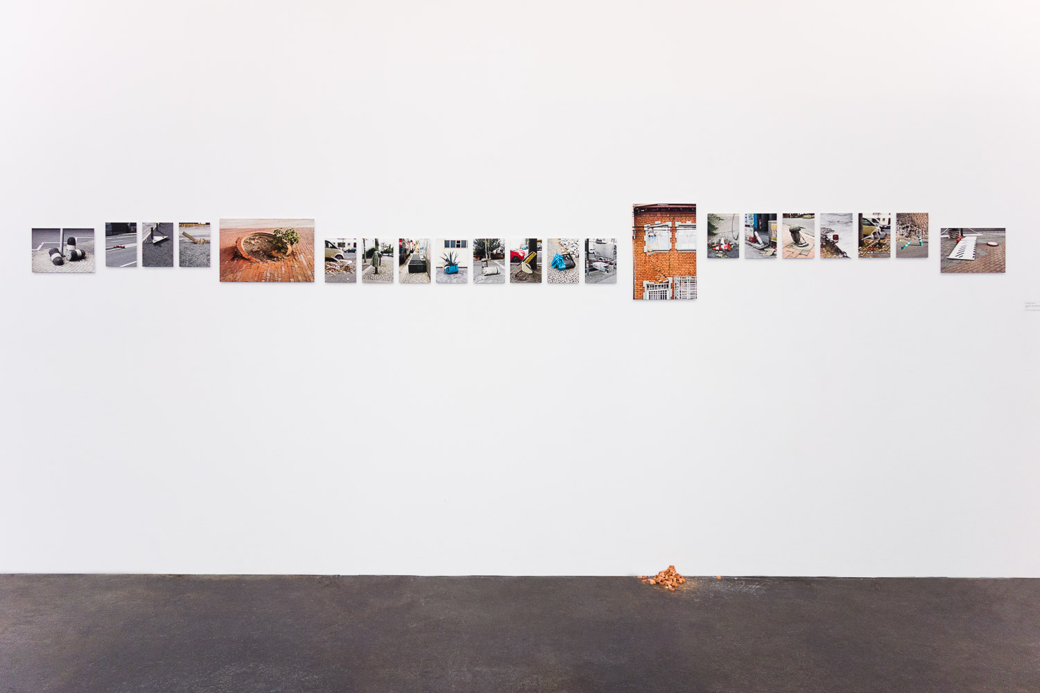 Installation view Aprender a caer